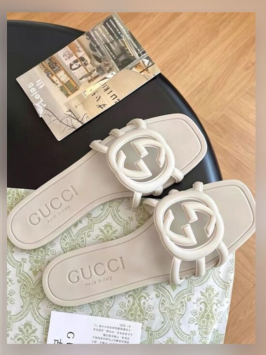 Women Gucci Classic Interlocking Flat Slides